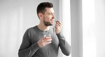 vīrietis lieto zāles prostatīta ārstēšanai