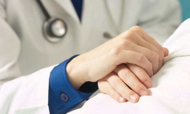 ārsts atbalsta pacientu ar prostatītu